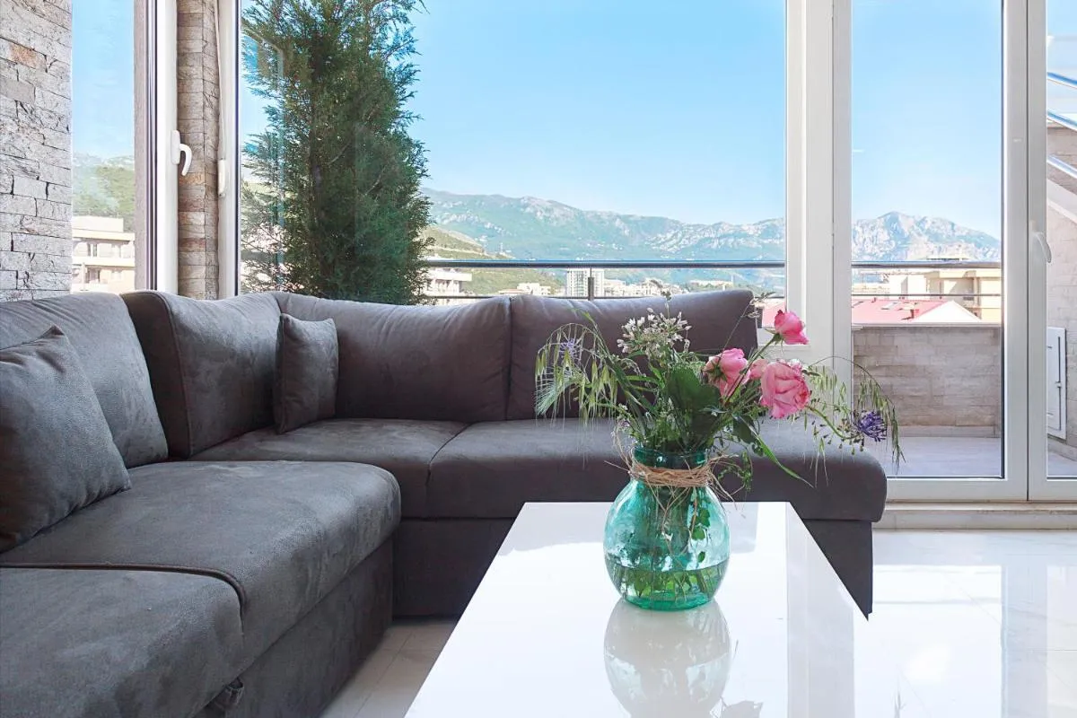 Image 5 of Modern 3-bedroom apt with private roof-top terrace