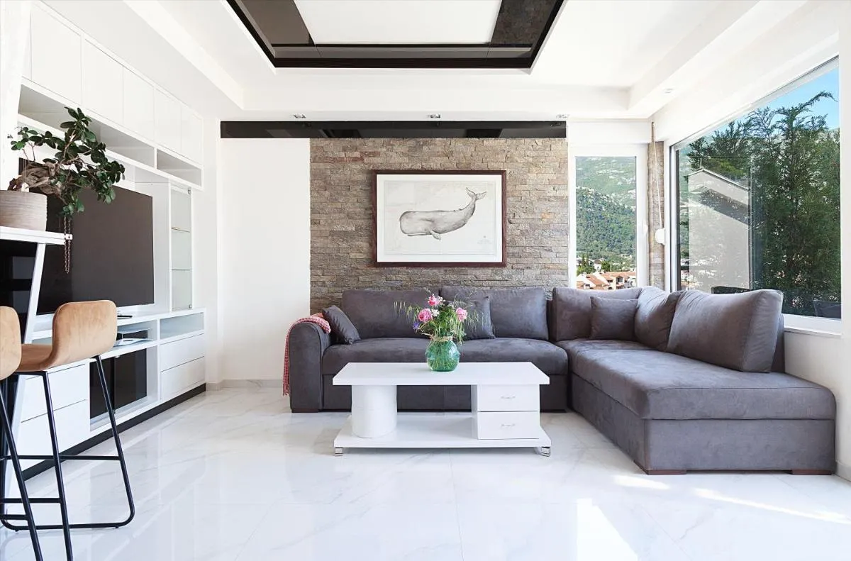 Image 2 of Modern 3-bedroom apt with private roof-top terrace