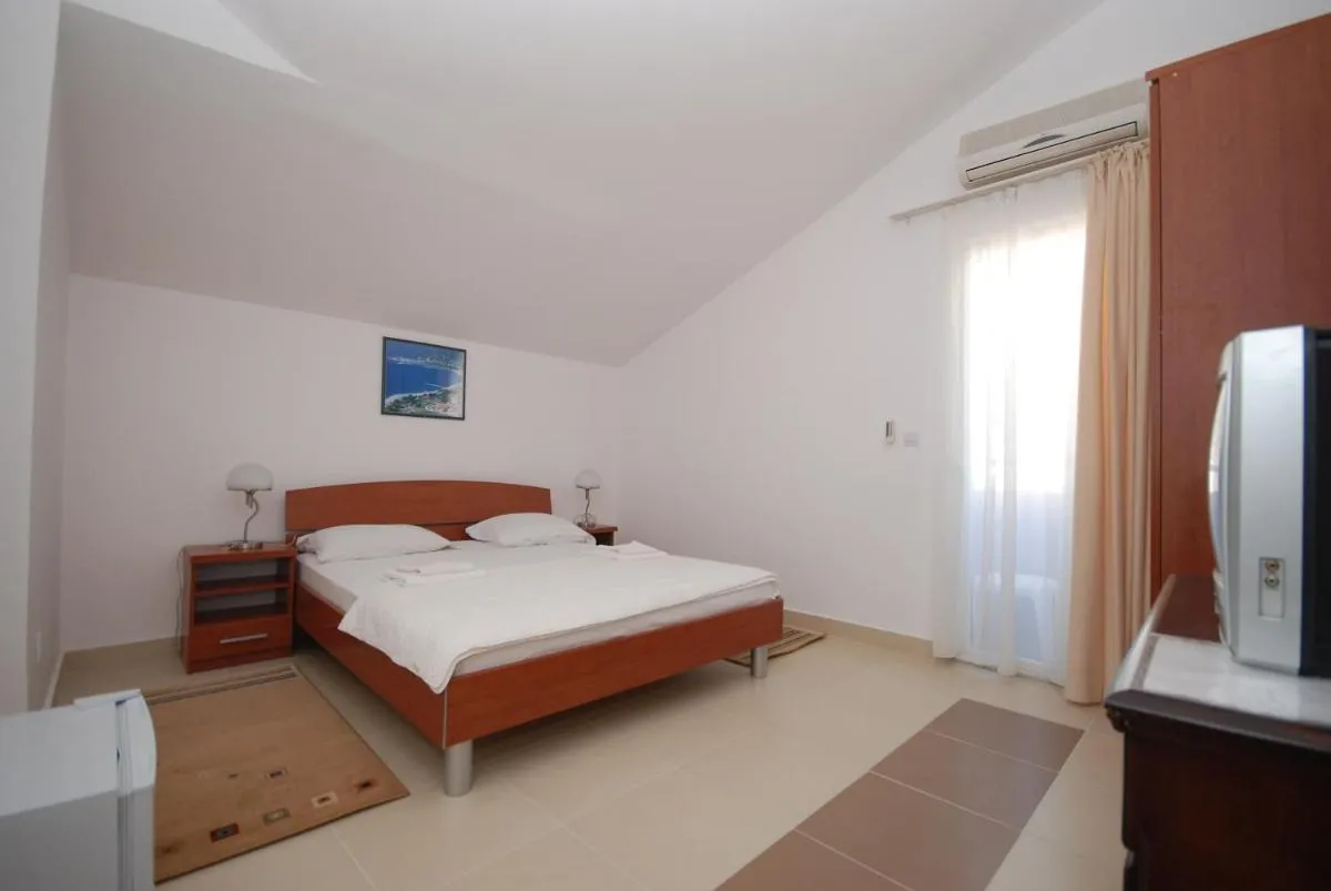 Image 1 of Pansion Anita