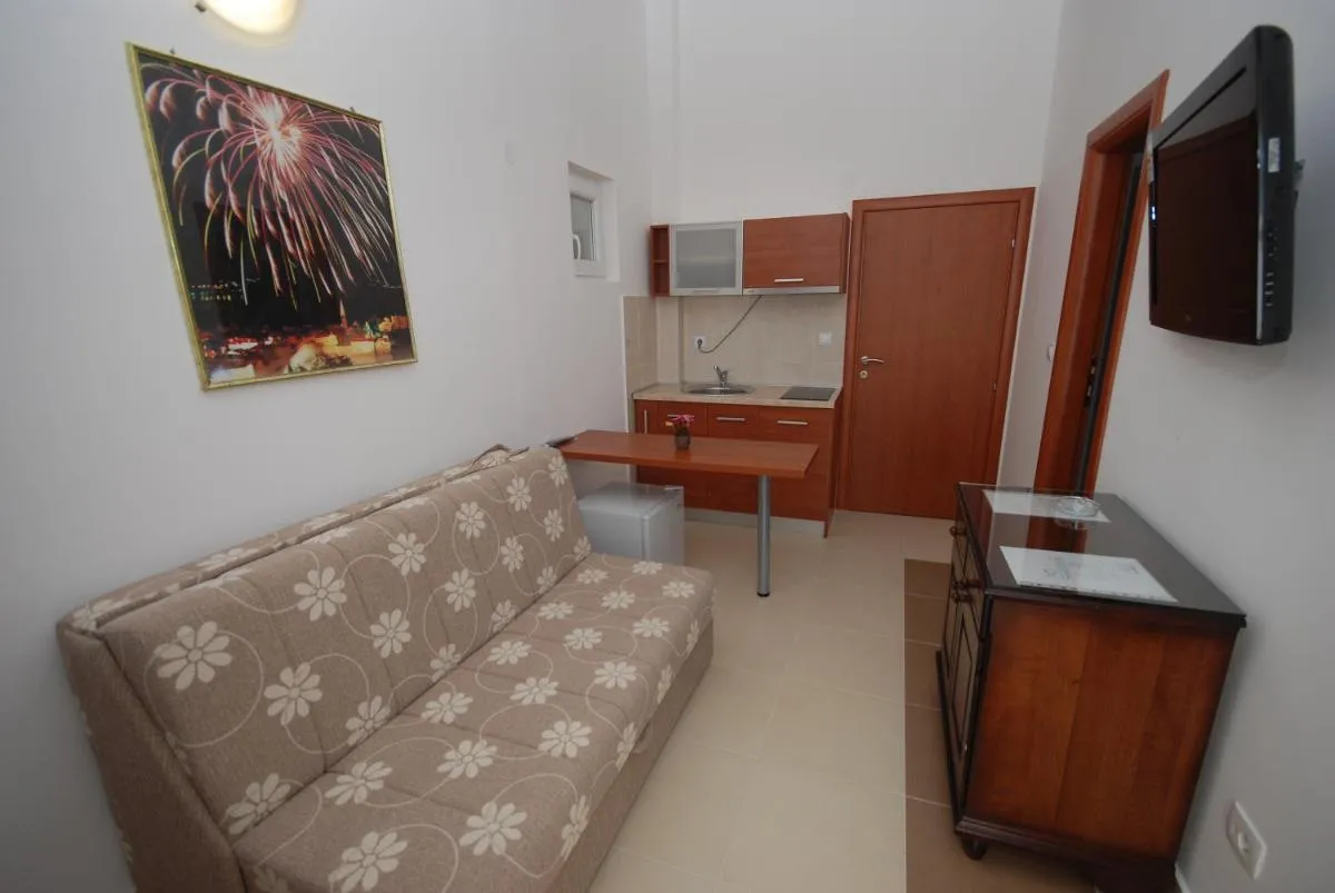 Image 3 of Pansion Anita