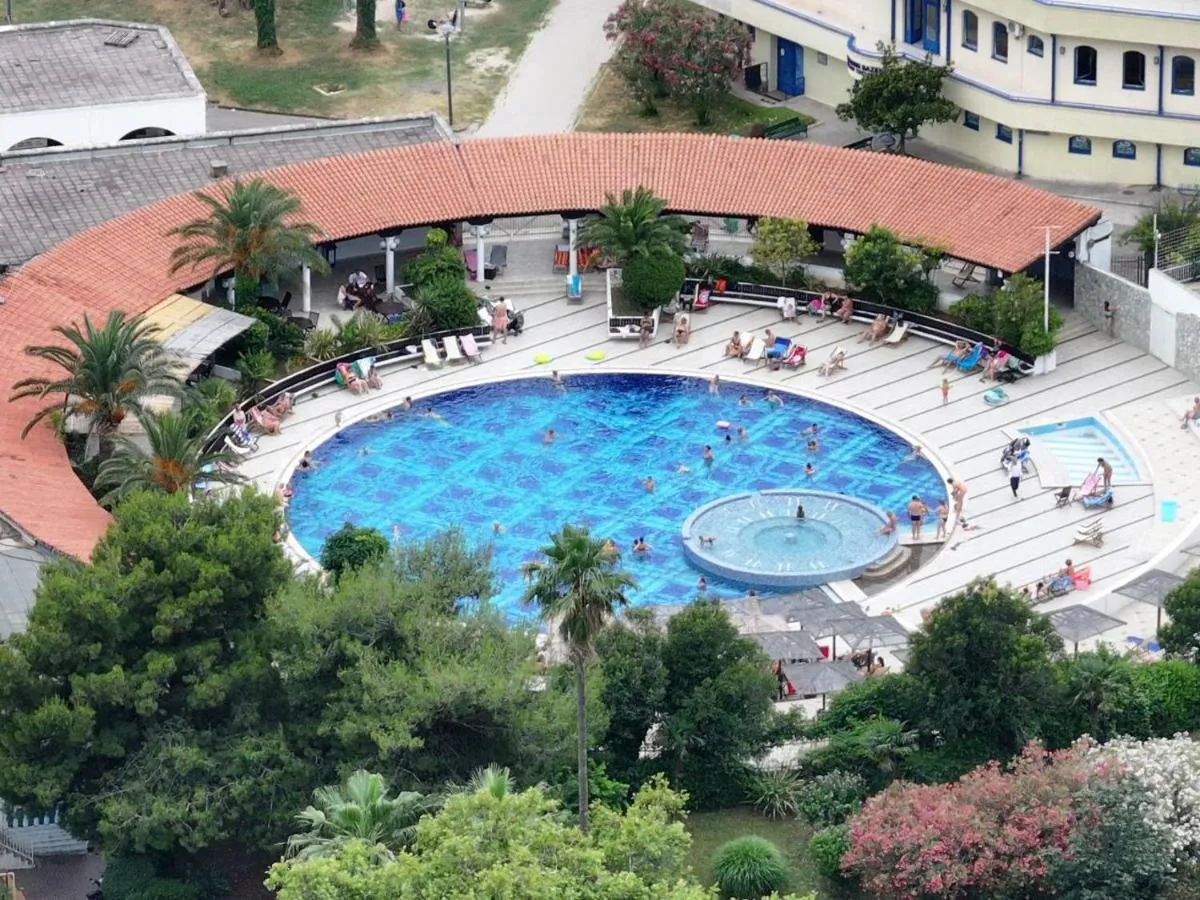 Image 2 of SkyAprt77m Jacuzzi