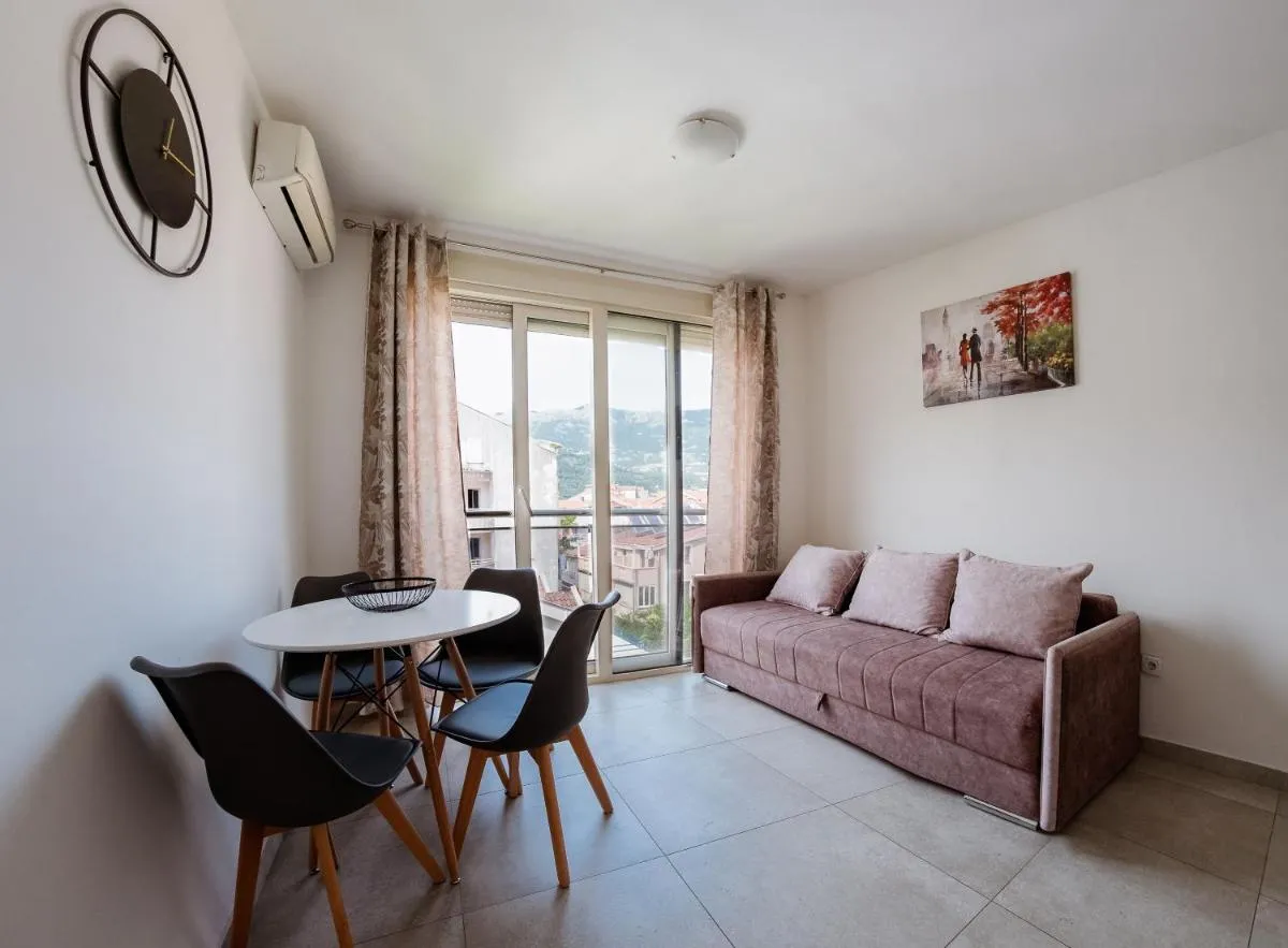 Image 2 of Square Inn