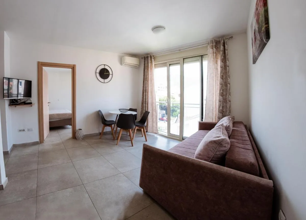 Image 4 of Square Inn