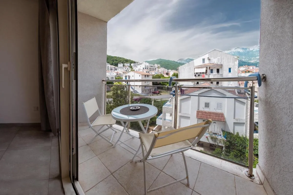 Image 5 of Square Inn