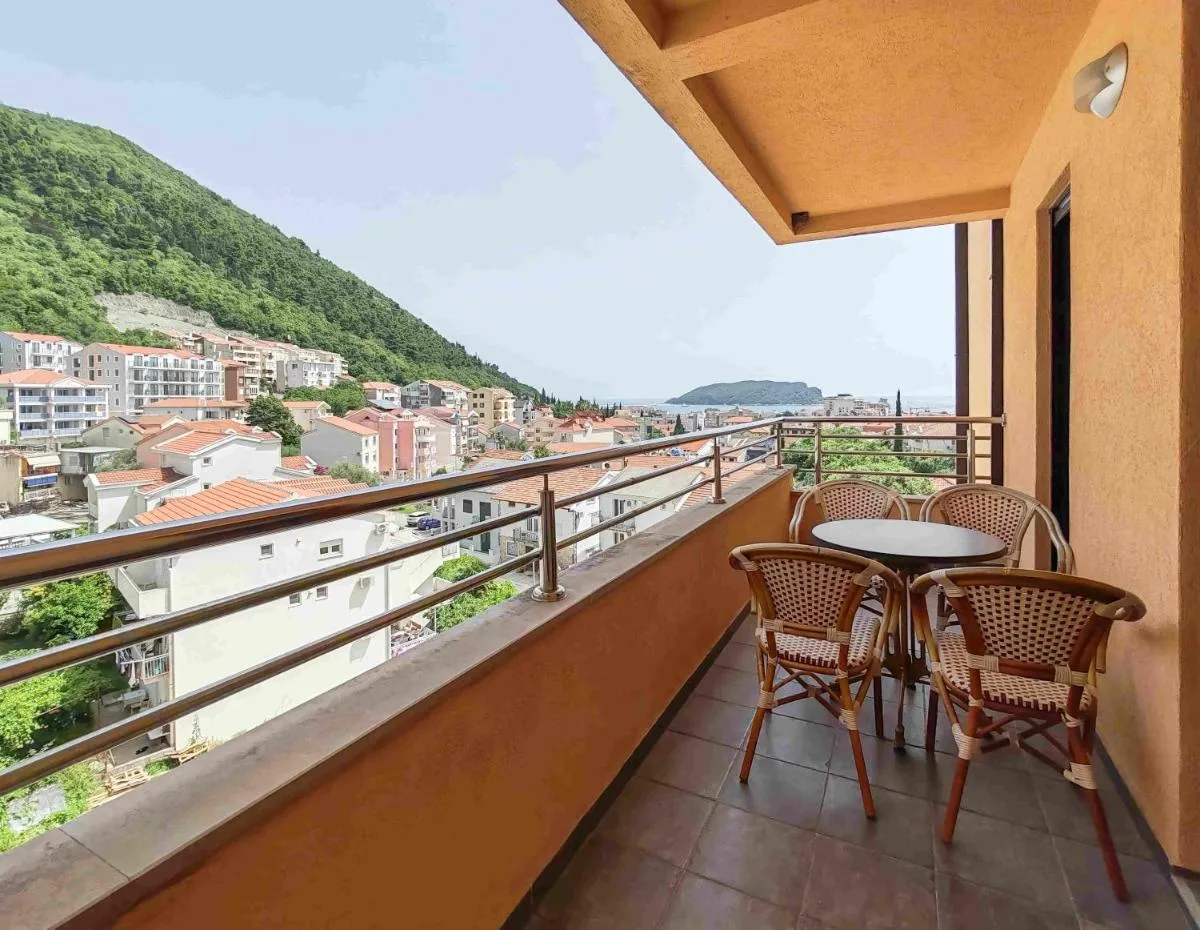 Image 2 of Sunny three-bedroom apartment in Budva