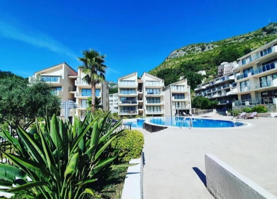 Image 3 of Sunset Poolside Retreat BlueH