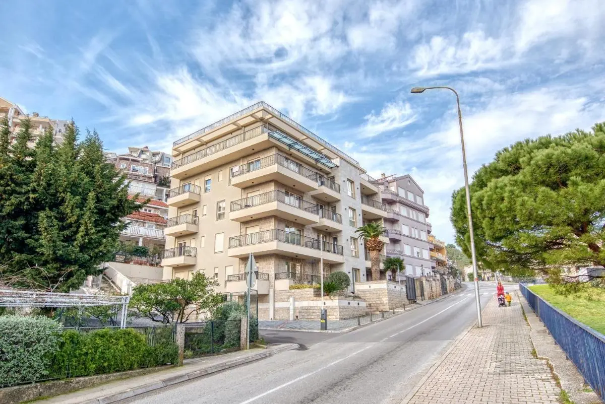 Image 5 of Apt “Royal Oak” 2 Bedroom with Garage Parking