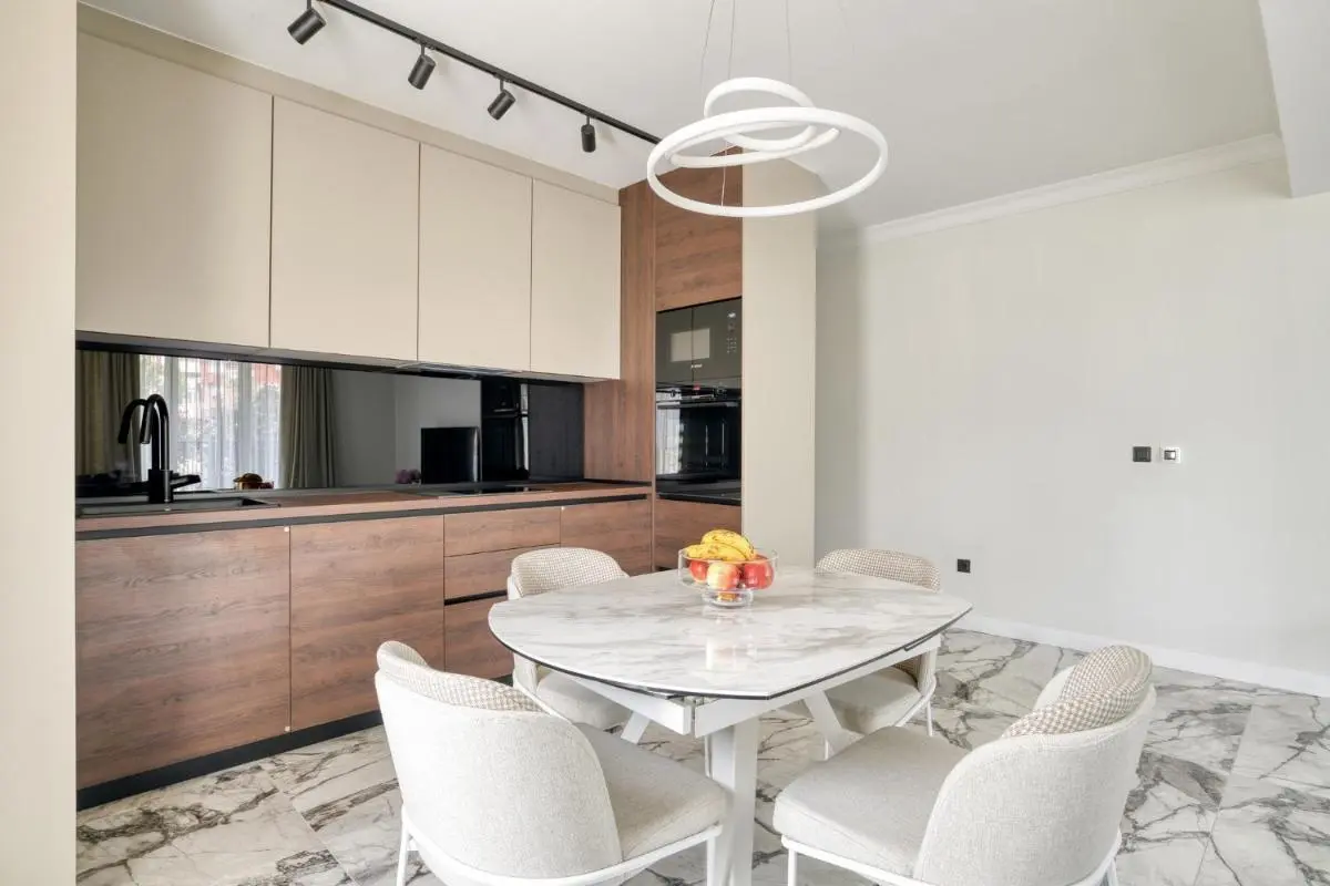 Image 3 of Apt “Royal Oak” 2 Bedroom with Garage Parking