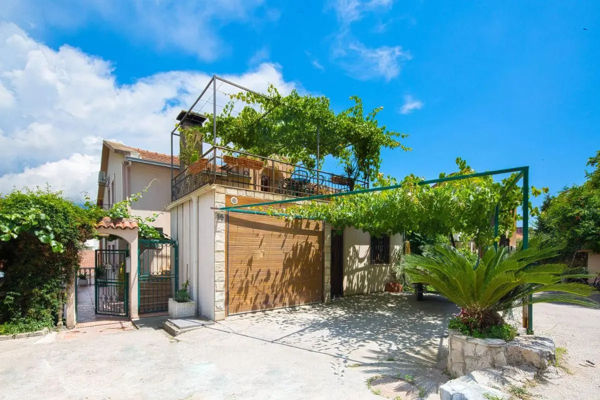 Image 5 of Astor apartments