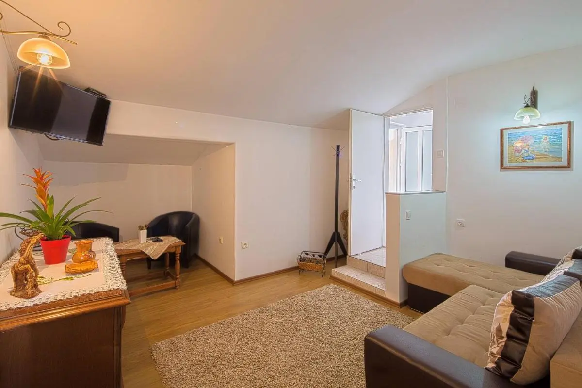 Image 4 of Astor apartments