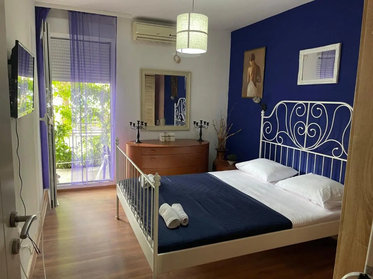 Image 1 of Dora max 6 people