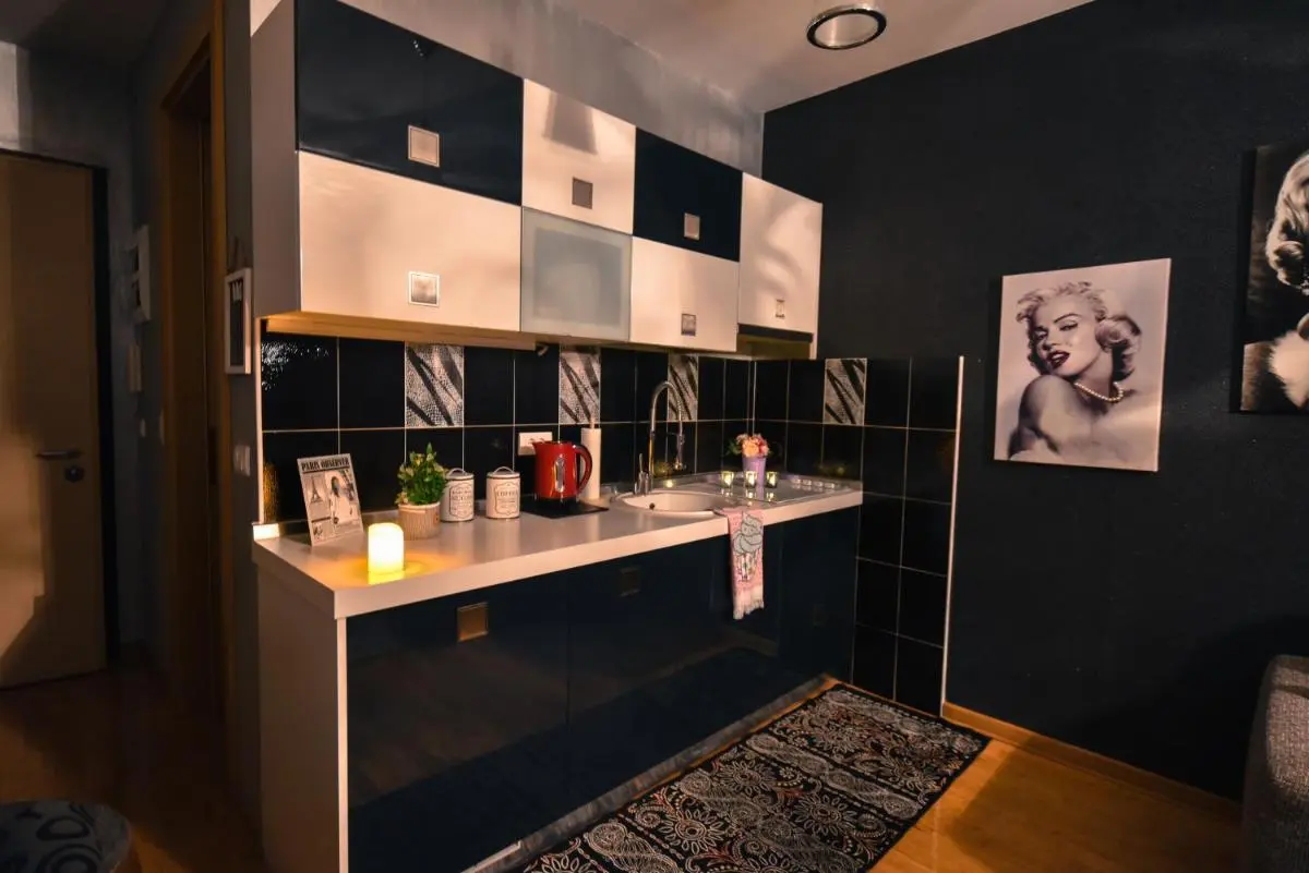 Image 3 of Marilyn Apartment