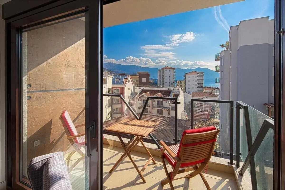 Image 5 of Modern home in the city center