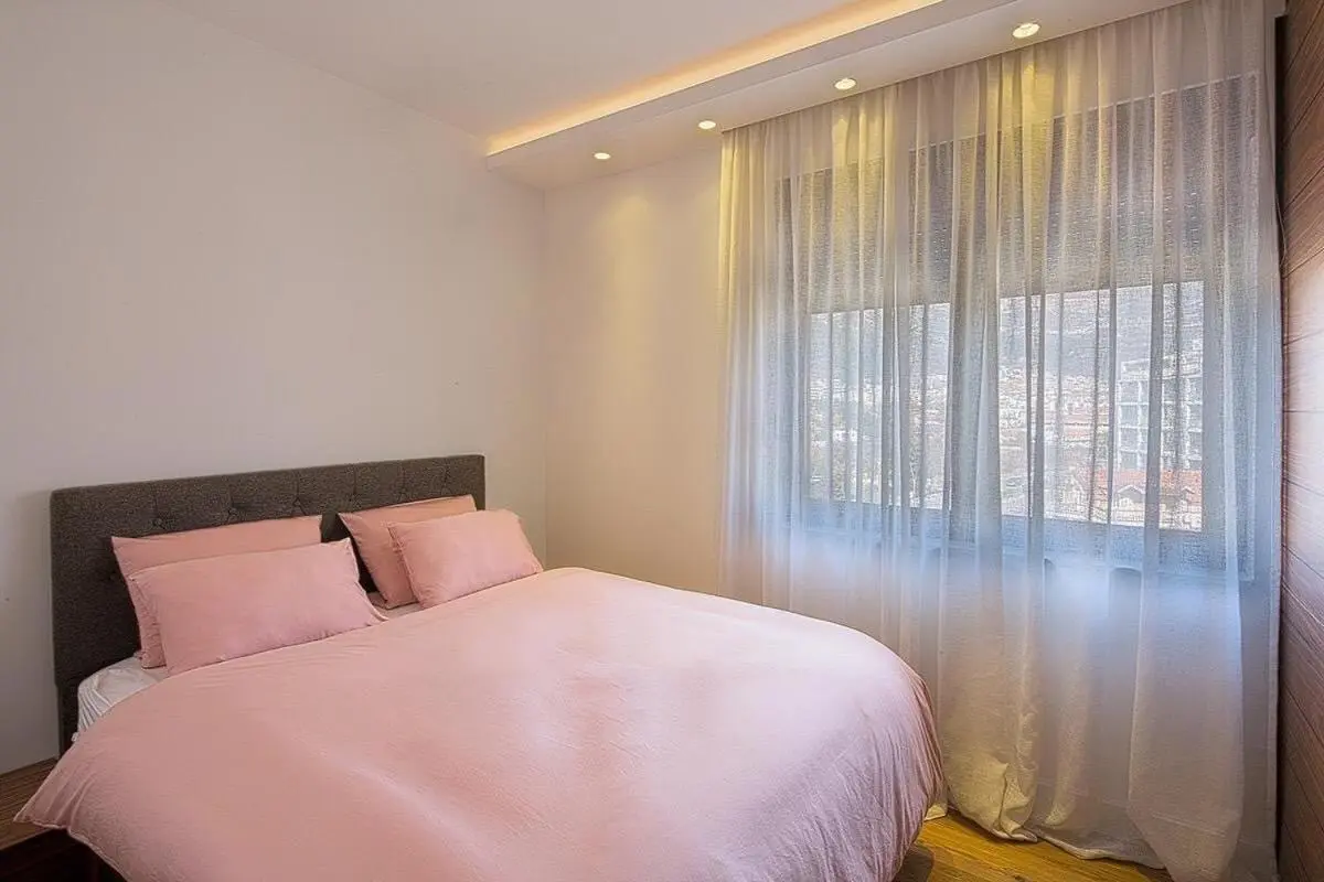 Image 1 of Modern home in the city center