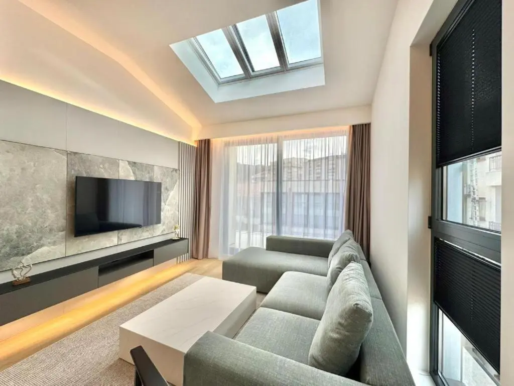 Image 5 of Onia Luxury Escape