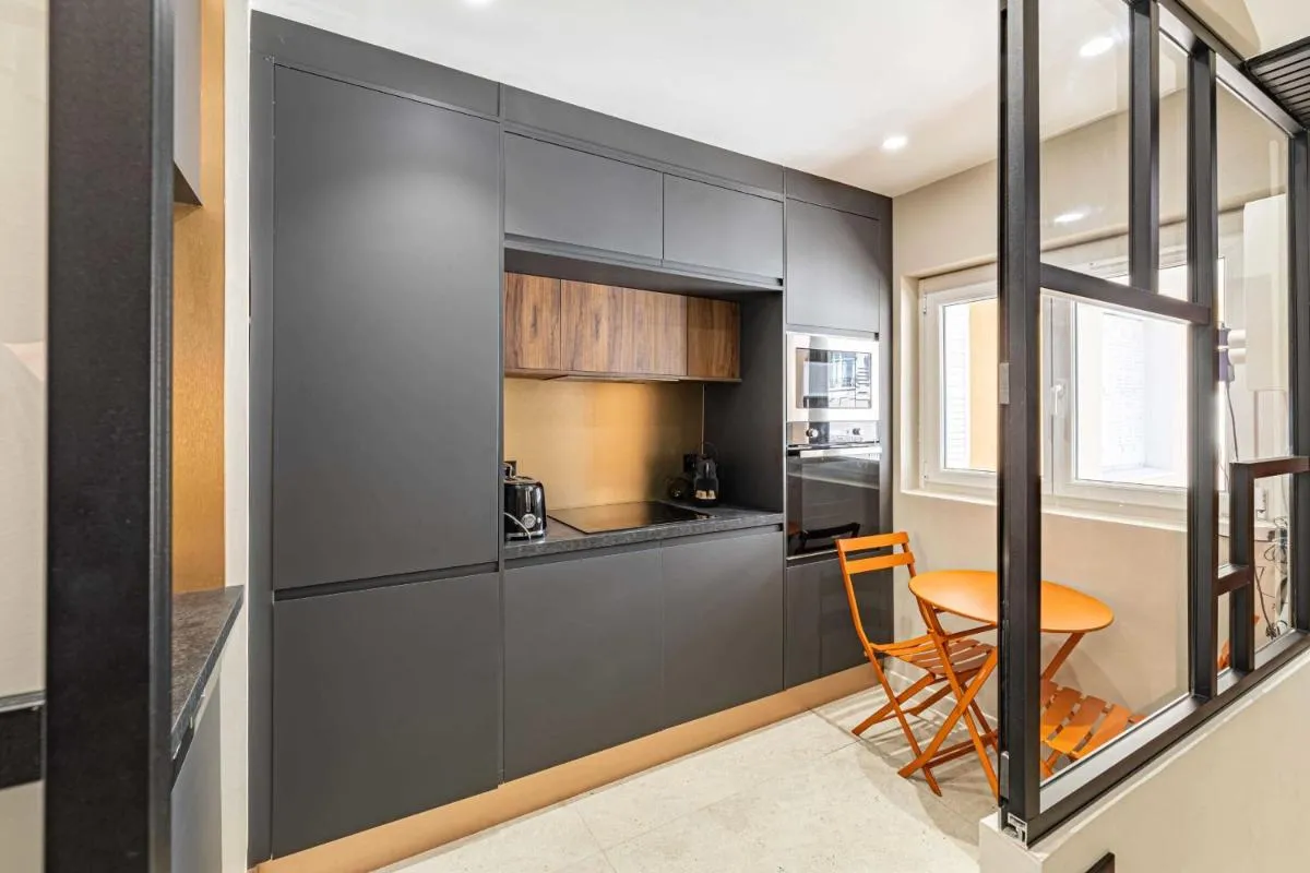 Image 3 of Amazing Haussmann style apartment – South-facing balcony – 2BR4p