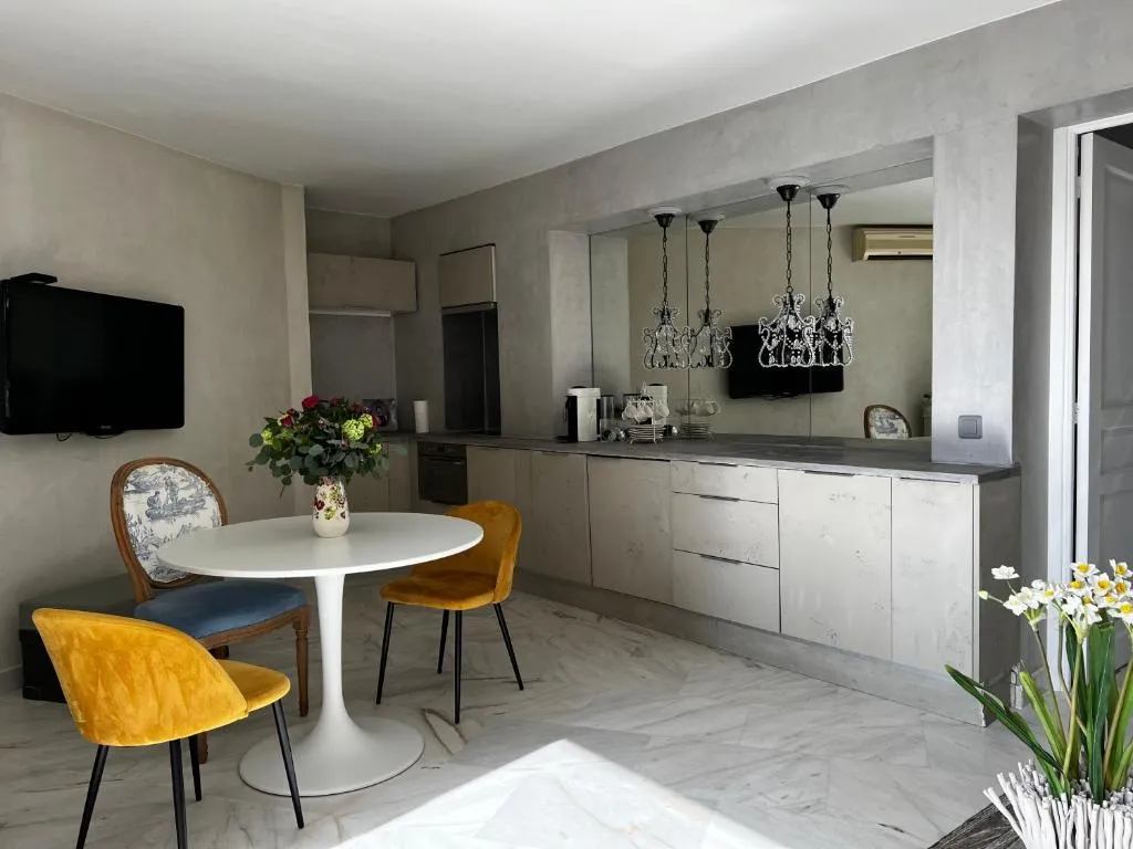 Image 2 of Apartment Borromees