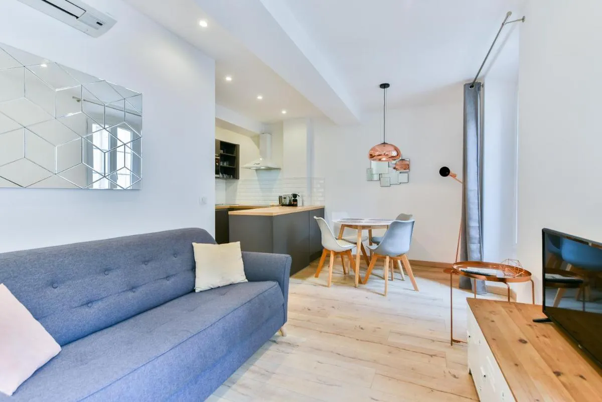 Image 4 of Beau 2 pièces dans la vieille ville de Cannes