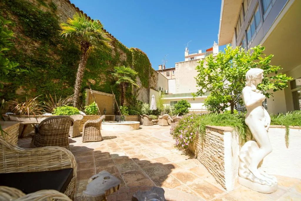 Image 1 of Best Western Premier Le Patio des Artistes Wellness Jacuzzi