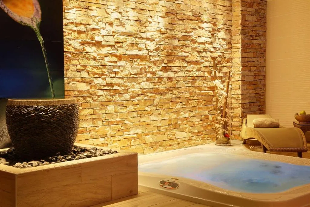 Image 2 of Best Western Premier Le Patio des Artistes Wellness Jacuzzi