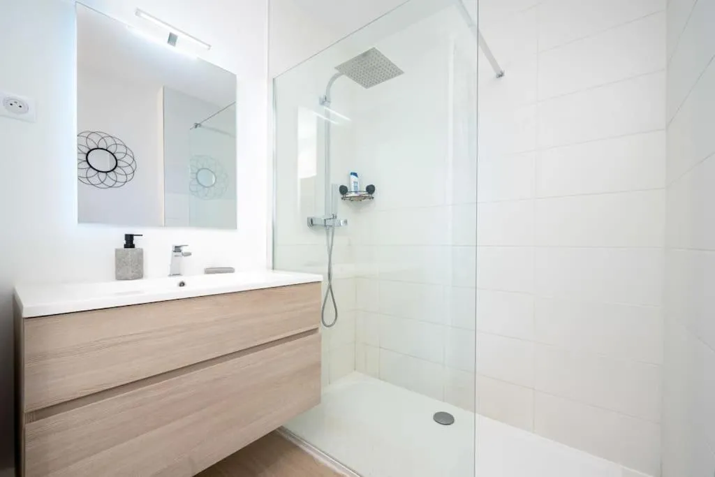 Image 2 of Cannes au Calme à 10 mn à pieds du centre, aperçue mer – Parking gratuit