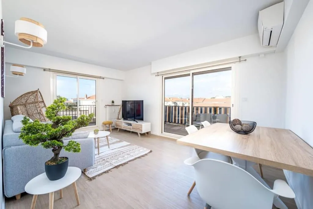 Image 4 of Cannes au Calme à 10 mn à pieds du centre, aperçue mer – Parking gratuit