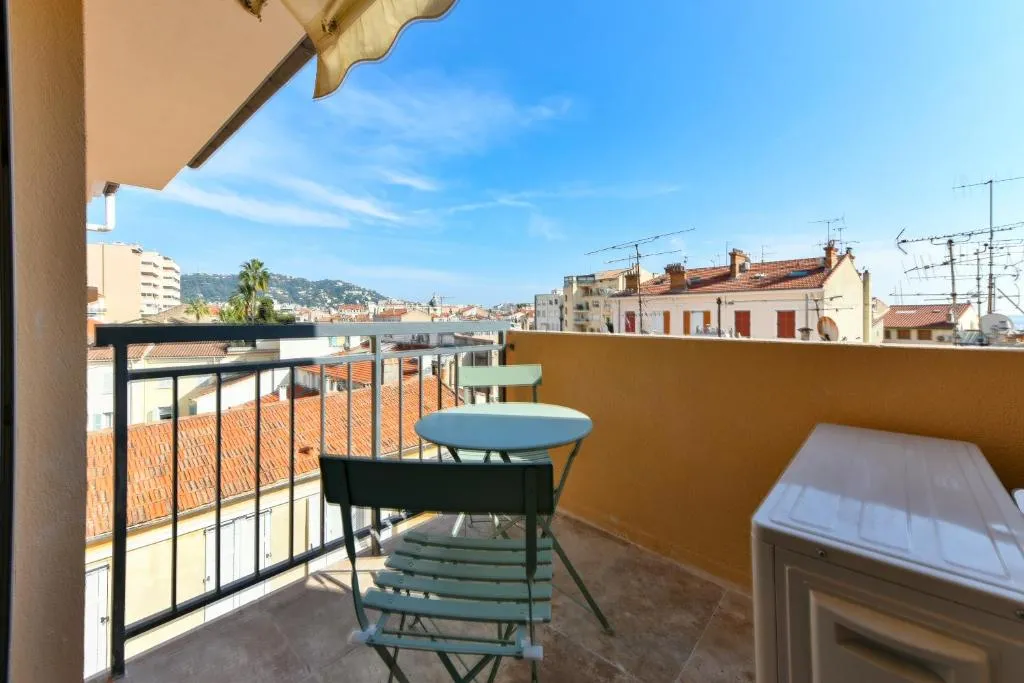 Image 1 of Charmant studio avec terrasse centre Cannes