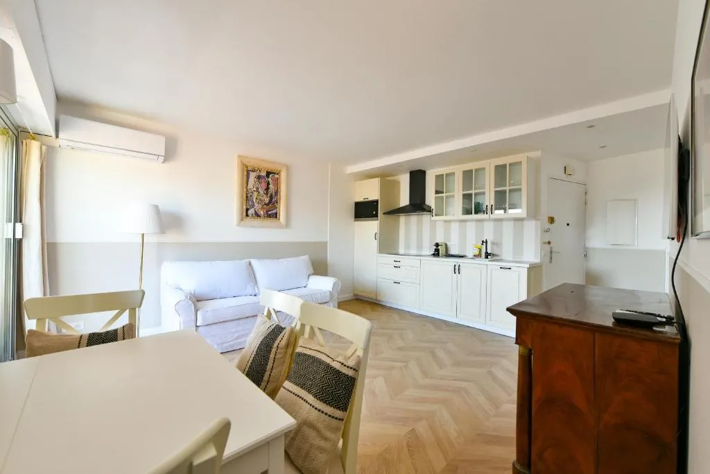 Image 5 of Charmant studio avec terrasse centre Cannes