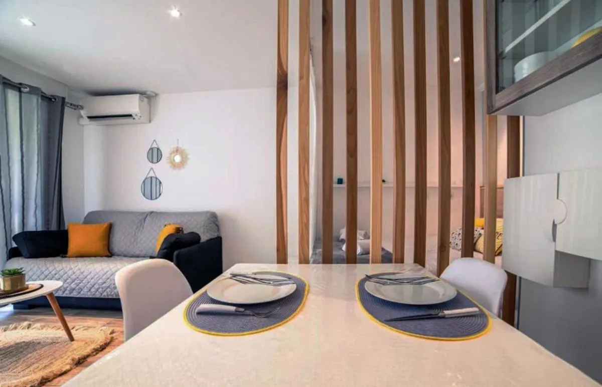 Image 3 of Cosy Center – Rue d’antibes – 200m plage- Clim – wifi – Unique