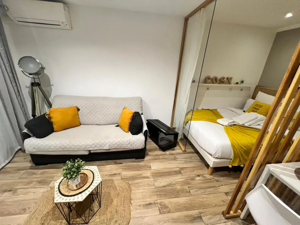 Image 6 of Cosy Center – Rue d’antibes – 200m plage- Clim – wifi – Unique