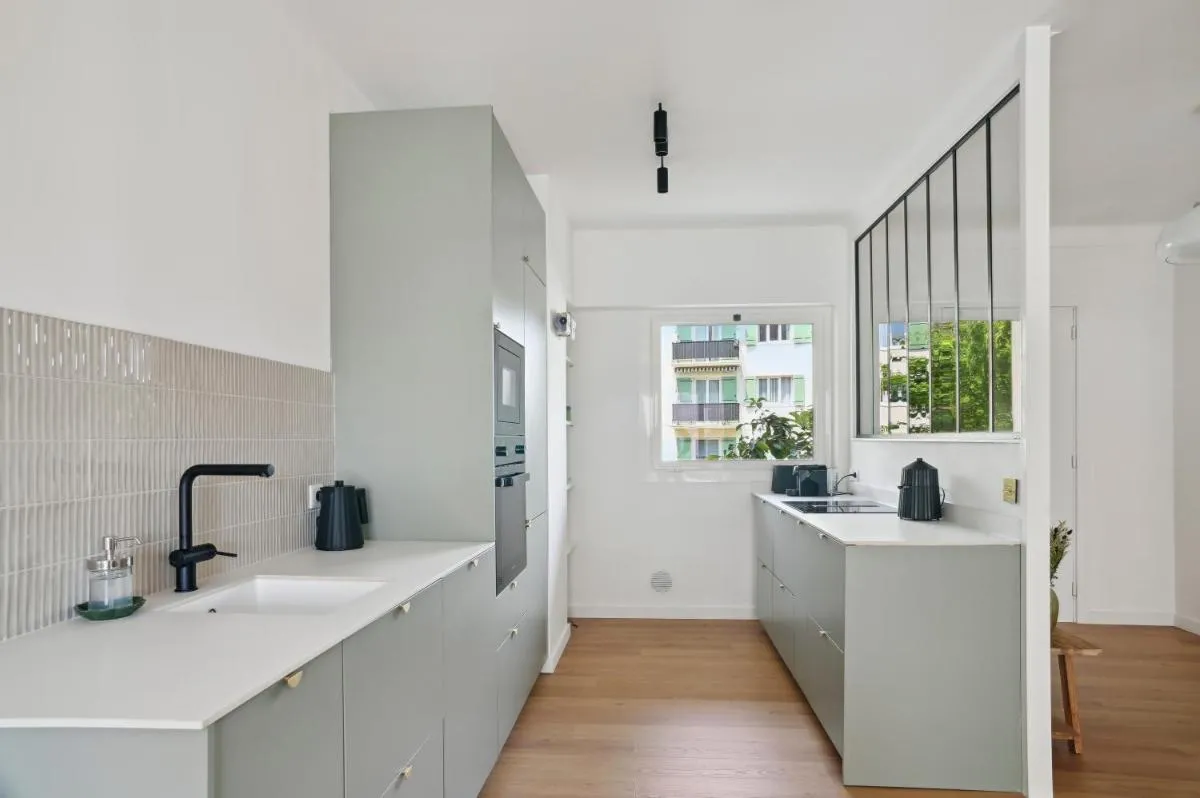 Image 2 of Designer flat, luxurious, close from Palais, terrasse, private garage, Air Conditoning