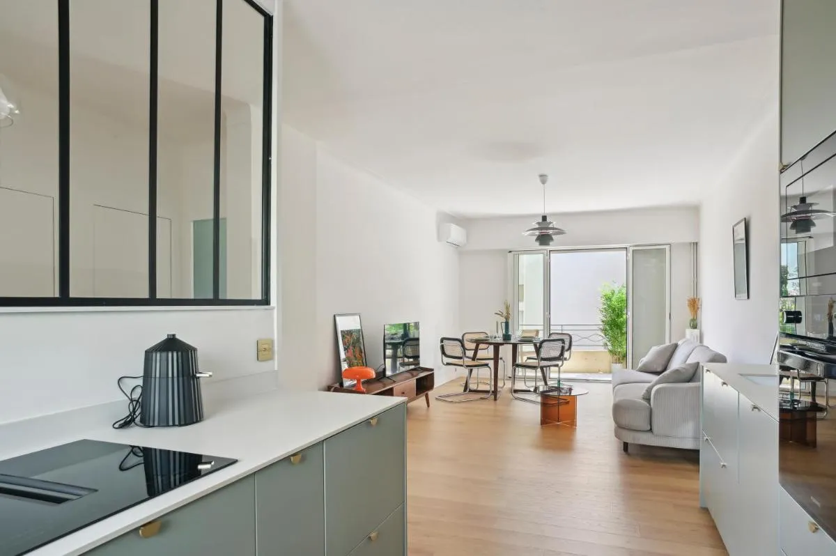 Image 3 of Designer flat, luxurious, close from Palais, terrasse, private garage, Air Conditoning