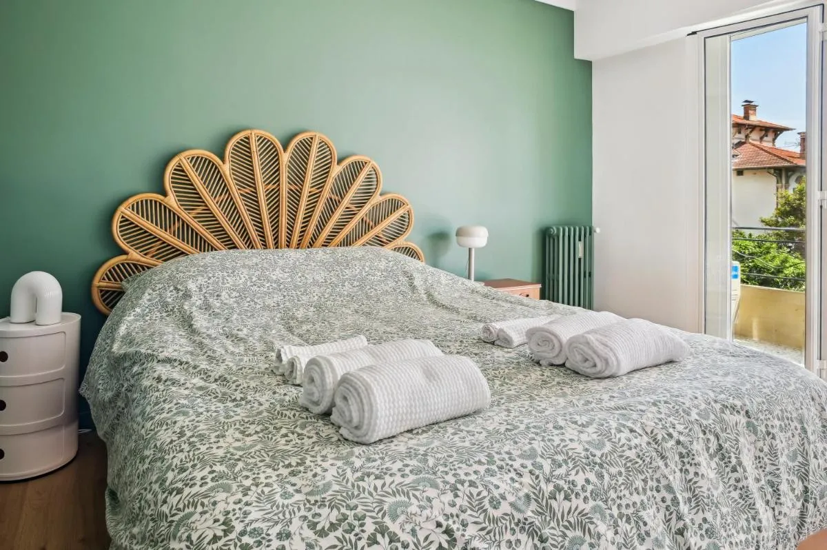 Image 1 of Designer flat, luxurious, close from Palais, terrasse, private garage, Air Conditoning