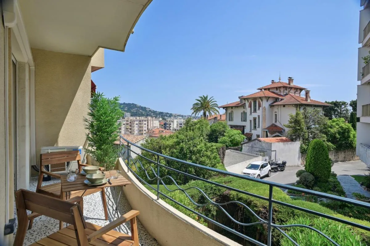 Image 4 of Designer flat, luxurious, close from Palais, terrasse, private garage, Air Conditoning