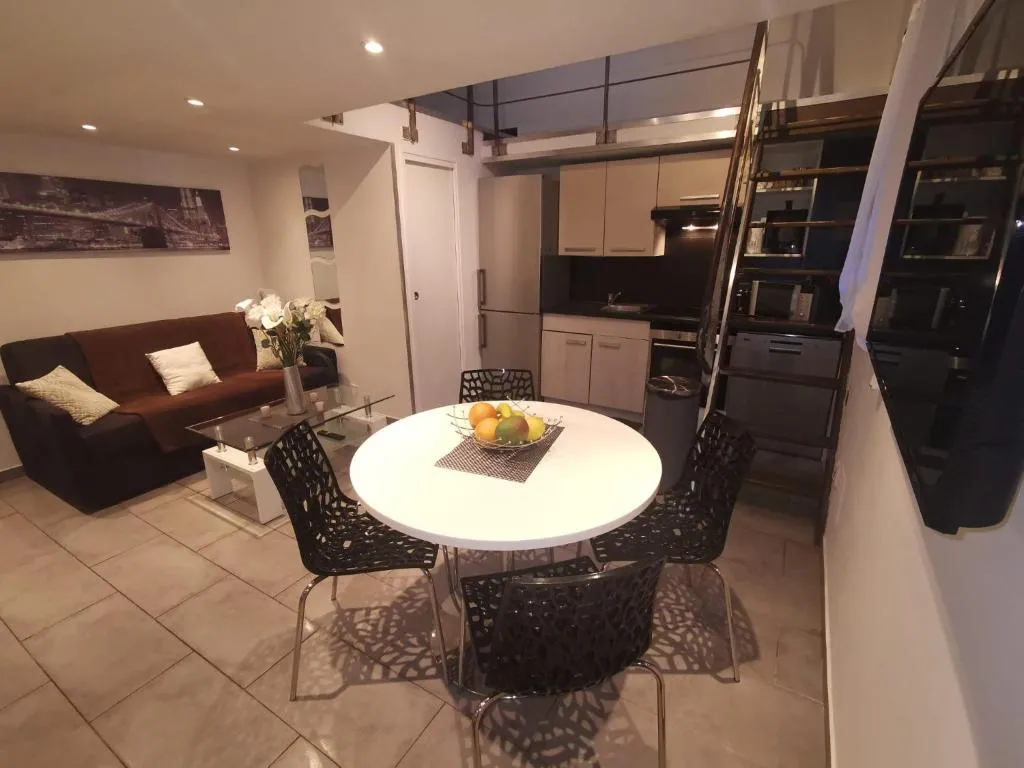 Image of Duplex 3 pièces 4 couchages au Suquet à 2 mn à pied du port de Cannes, du centre, de la mer et du palais des festival