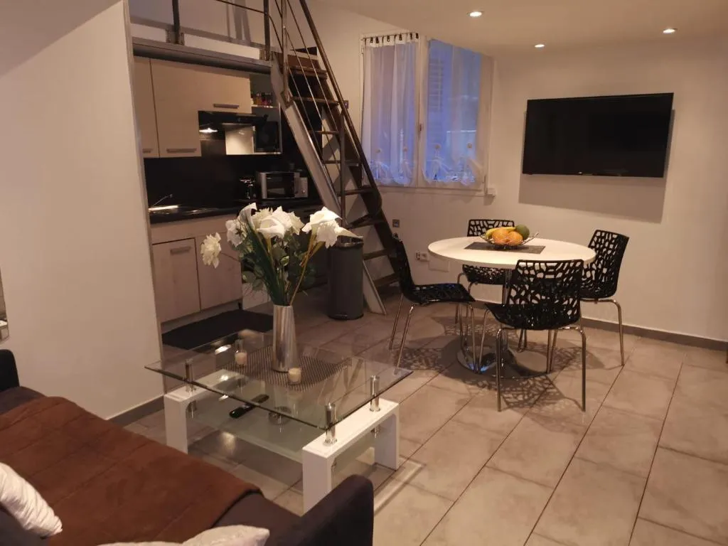 Image 6 of Duplex 3 pièces 4 couchages au Suquet à 2 mn à pied du port de Cannes, du centre, de la mer et du palais des festival