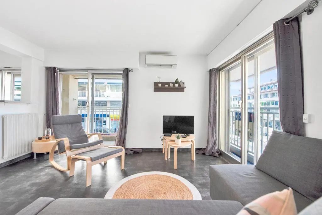 Image 3 of Grand 3 pièces balcon attenant Cannes