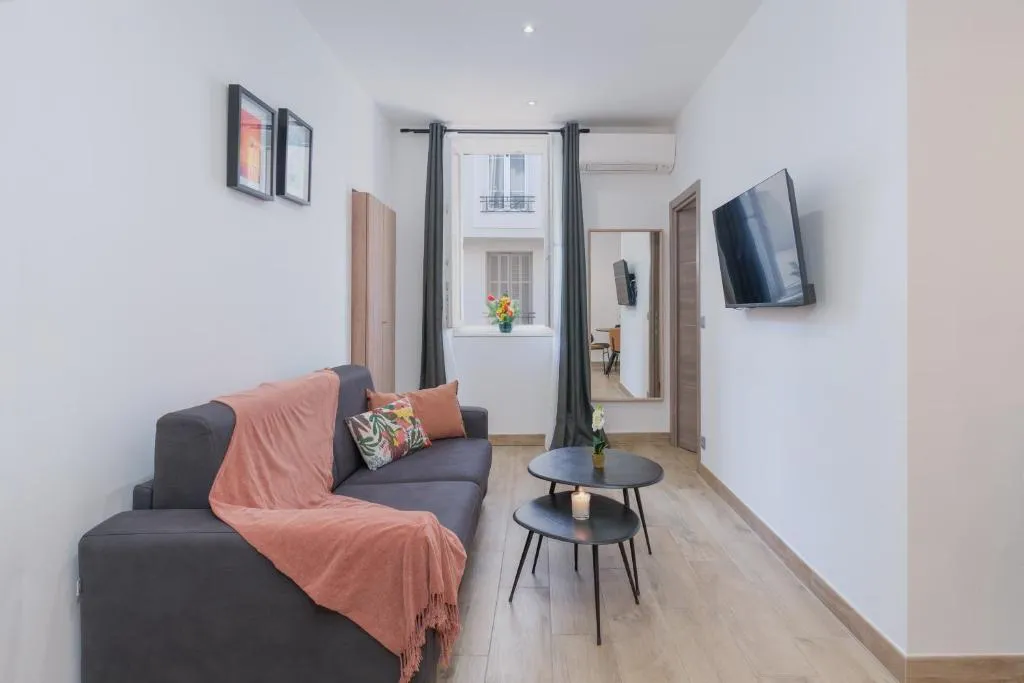 Image 1 of IMHOST -Cannes Centre Rue Hoche Palais – Croisette plage