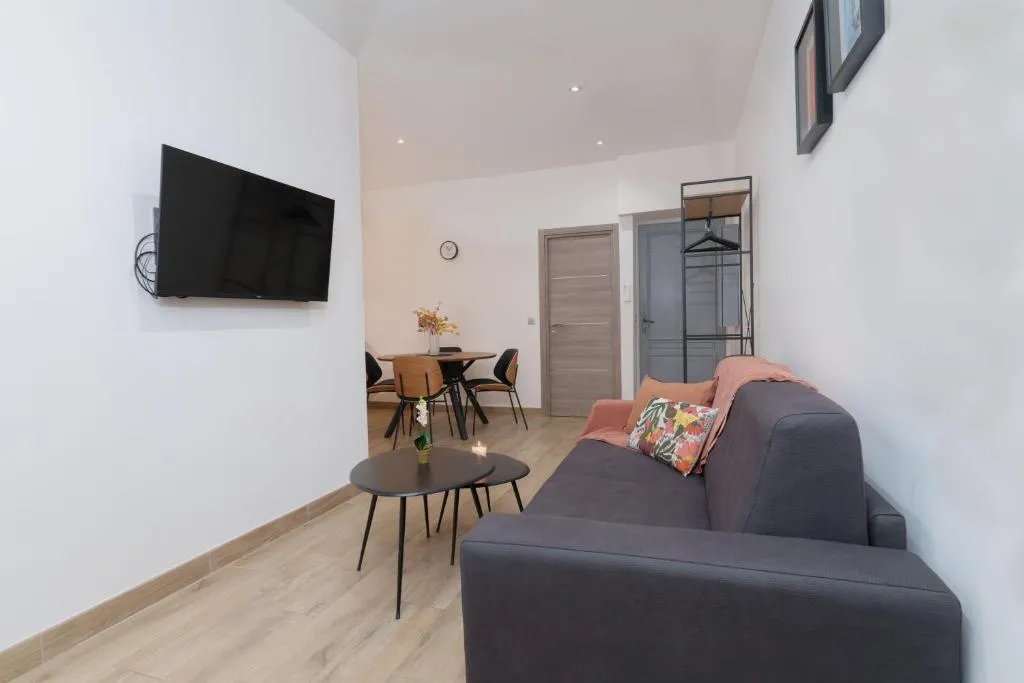 Image 2 of IMHOST -Cannes Centre Rue Hoche Palais – Croisette plage