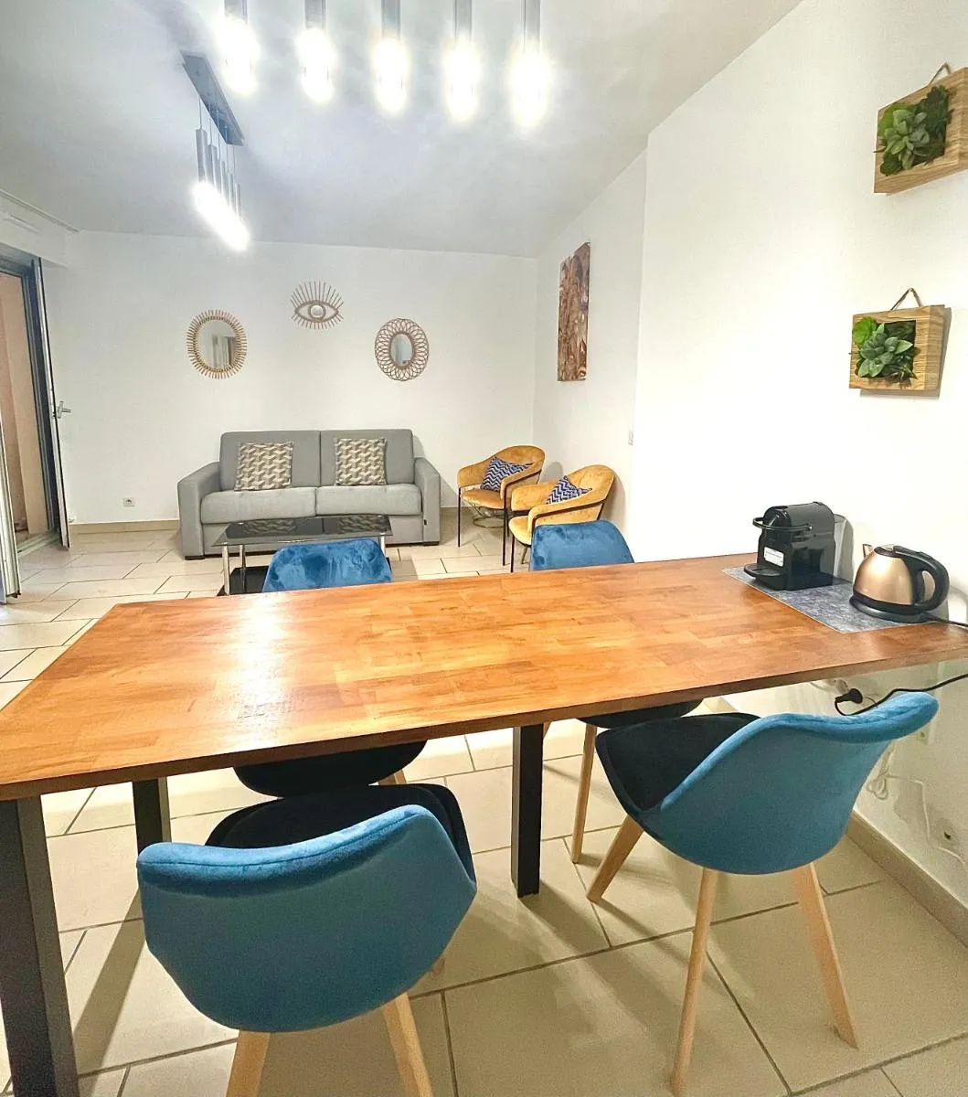 Image 3 of Jolie 3 pièces avec terrasse au vieux port, à 2 pas des plages et du palais.