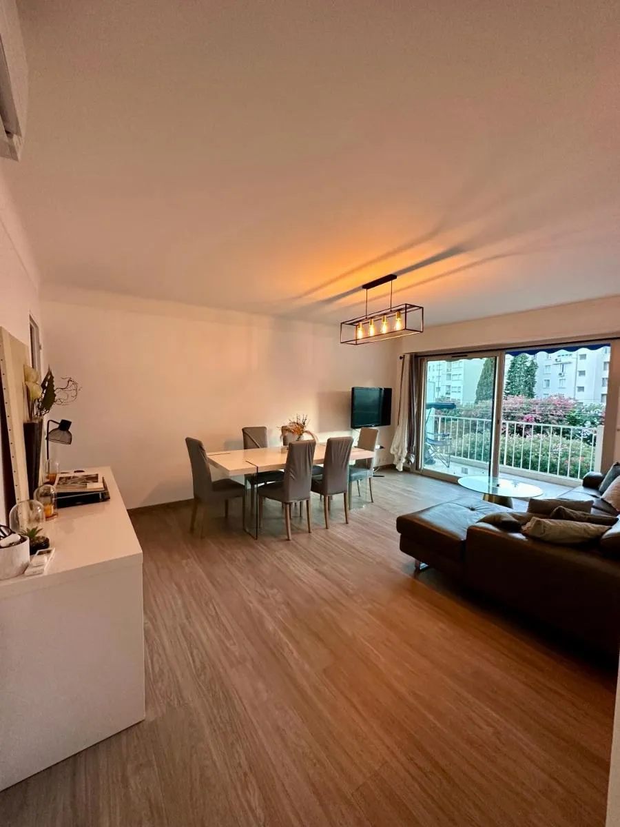 Image 3 of La Perle Blanche