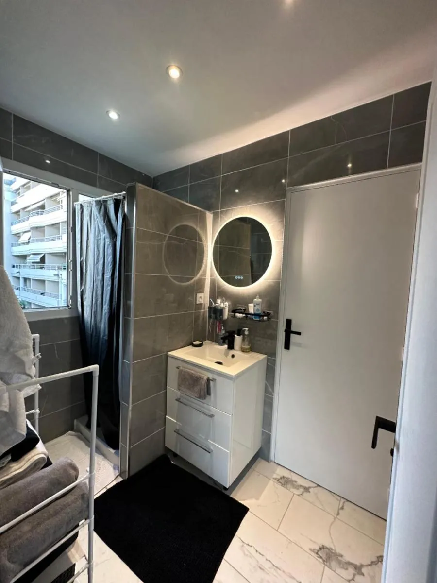 Image 2 of La Perle Blanche