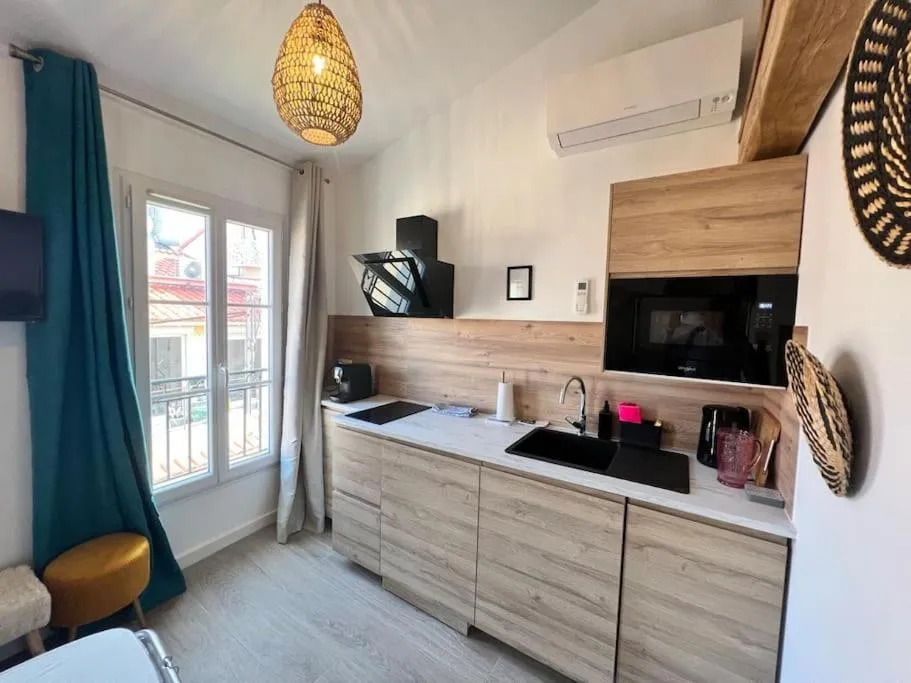 Image 1 of Les Appartements de Nana 10 – Studio hypercentre, Rue Meynadier, Palais & Plage, clim, wifi