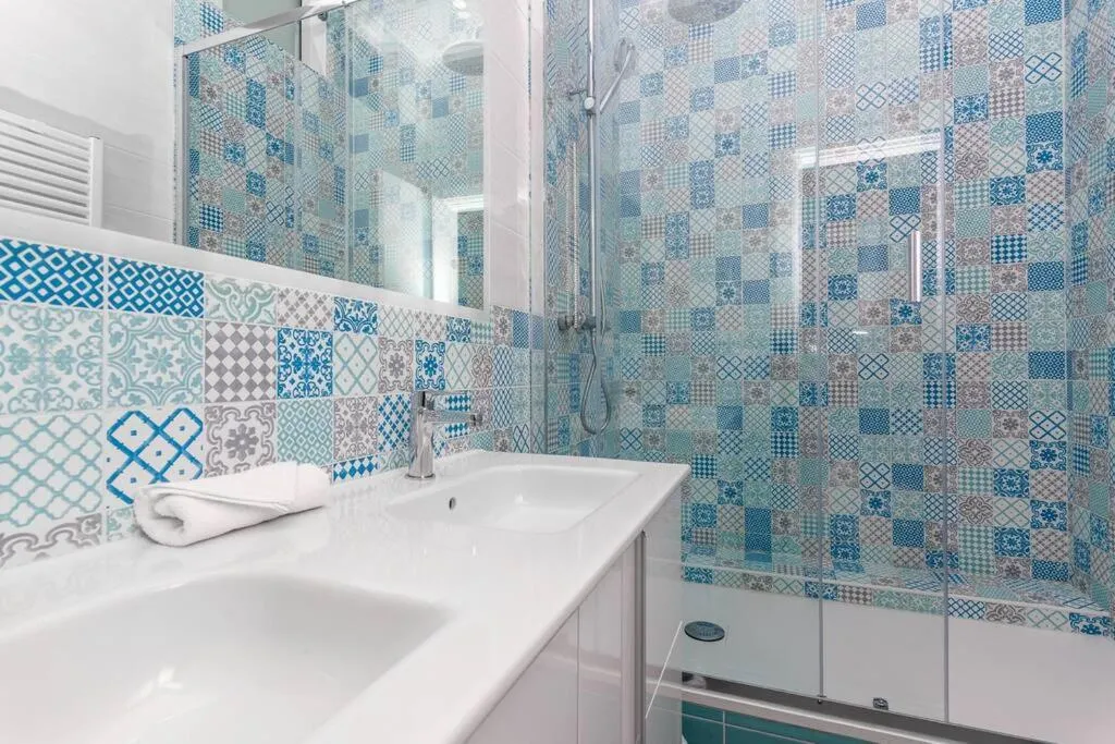 Image 6 of Luxury 3 Bd Aptment with Sea view