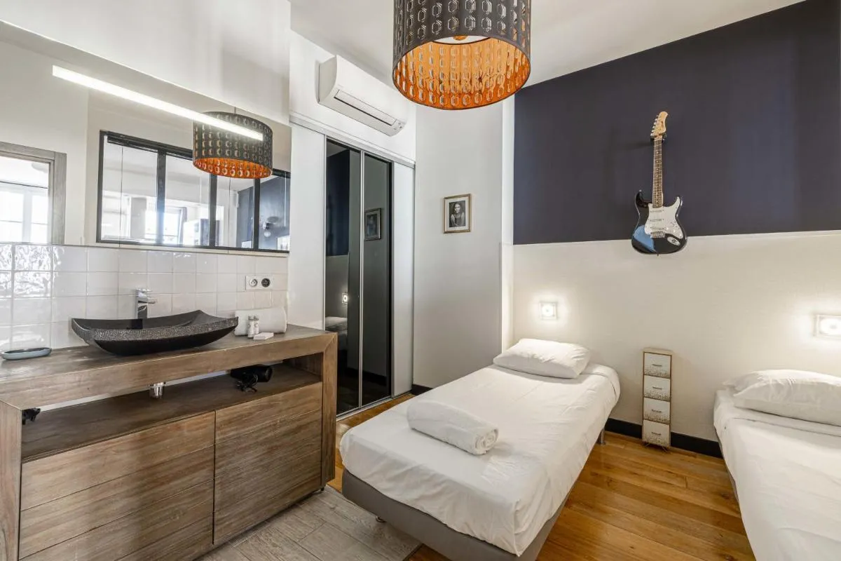 Image 6 of Magnificent 2 bedrooms apartment rue Meynadier – 2BR6p – Cannes Center