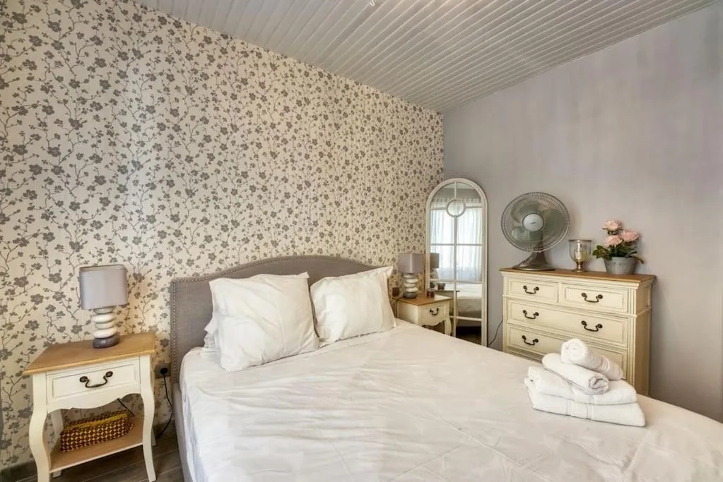 Image 5 of NEW 2-bed Central Cannes Apt