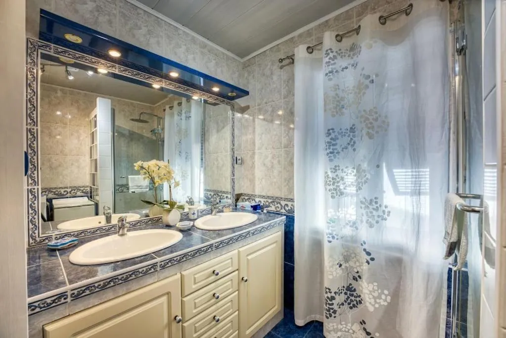 Image 6 of NEW 2-bed Central Cannes Apt