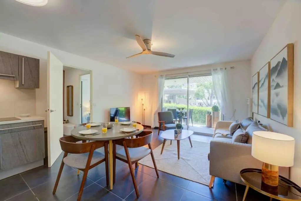 Image 4 of Stylish 1BDR Apt w/Huge Balcony/Shared Roof Pool