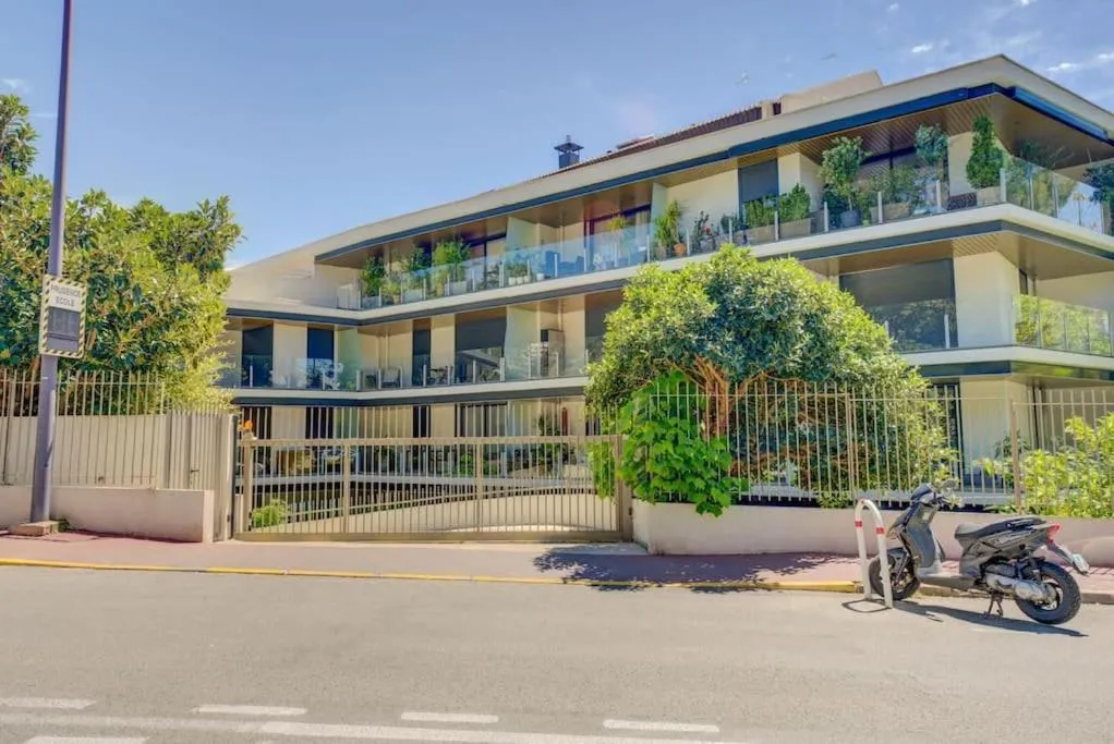 Image 6 of Stylish 1BDR Apt w/Huge Balcony/Shared Roof Pool