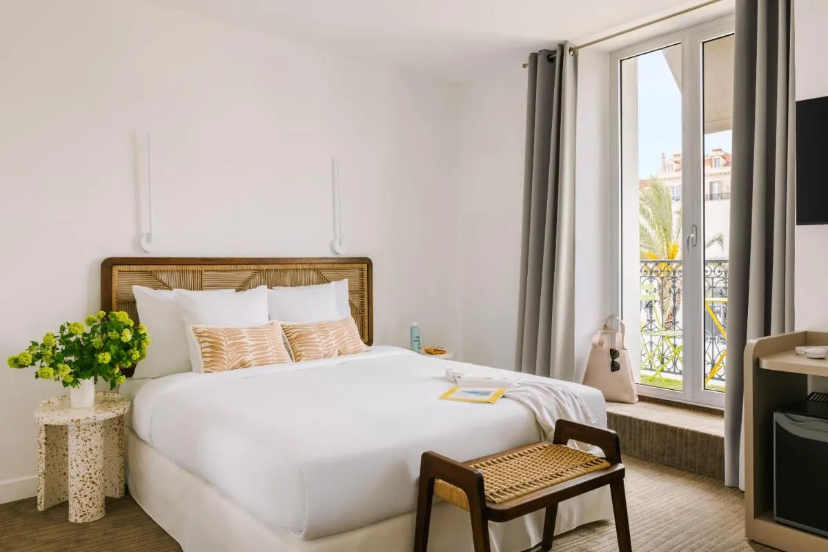 Image 3 of Yelo Lumière powered by Sonder